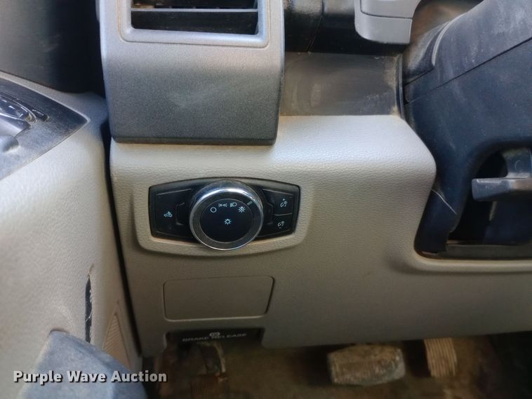 image for item EN8662 2020 Ford F350 Super Duty Crew Cab flatbed pickup truck