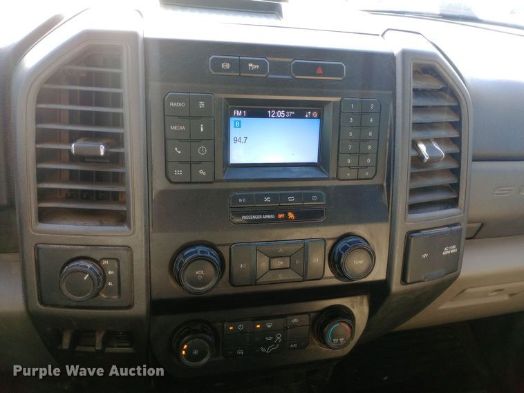 image for item EN8662 2020 Ford F350 Super Duty Crew Cab flatbed pickup truck