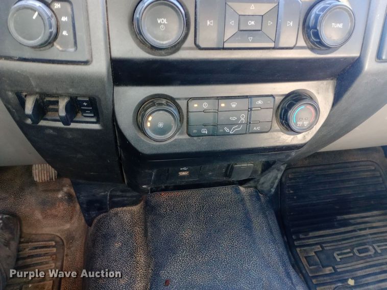 image for item EN8662 2020 Ford F350 Super Duty Crew Cab flatbed pickup truck