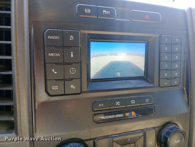 image for item EN8662 2020 Ford F350 Super Duty Crew Cab flatbed pickup truck