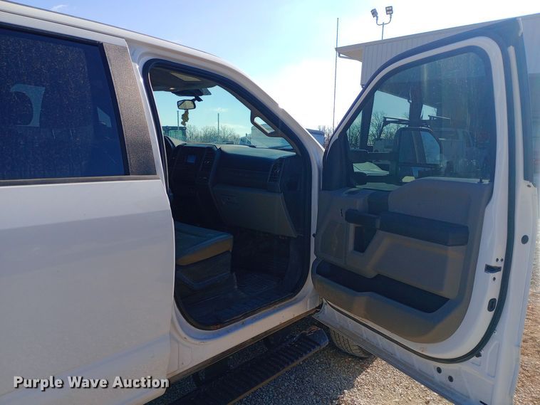 image for item EN8662 2020 Ford F350 Super Duty Crew Cab flatbed pickup truck