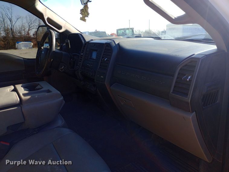 image for item EN8662 2020 Ford F350 Super Duty Crew Cab flatbed pickup truck