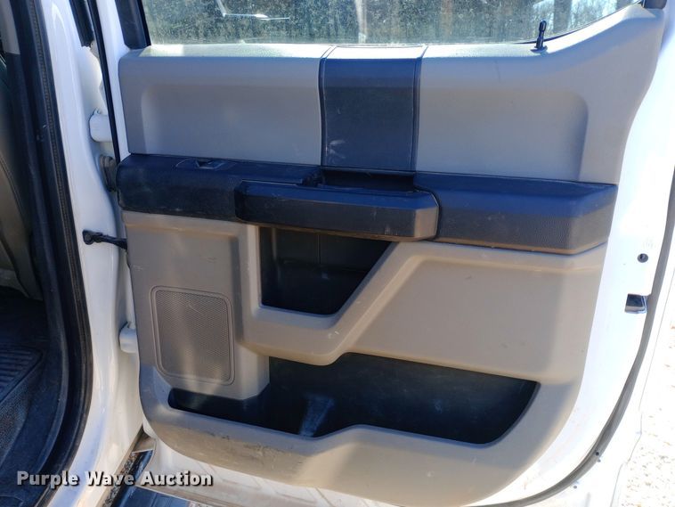 image for item EN8662 2020 Ford F350 Super Duty Crew Cab flatbed pickup truck