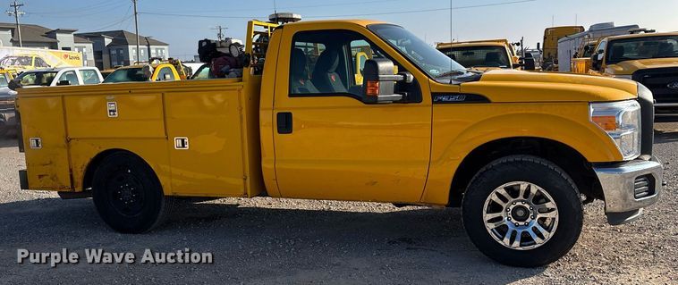 image for item ER4749 2015 Ford F350 Super Duty XL utility bed pickup truck