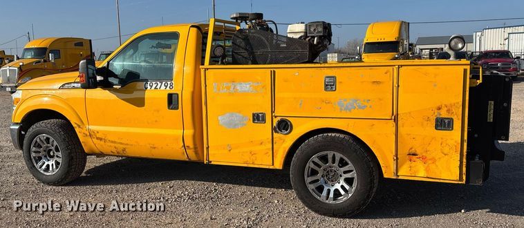 image for item ER4749 2015 Ford F350 Super Duty XL utility bed pickup truck