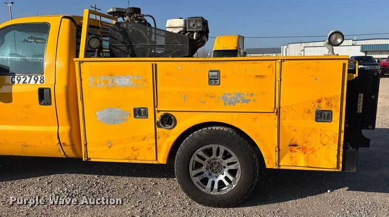 image for item ER4749 2015 Ford F350 Super Duty XL utility bed pickup truck