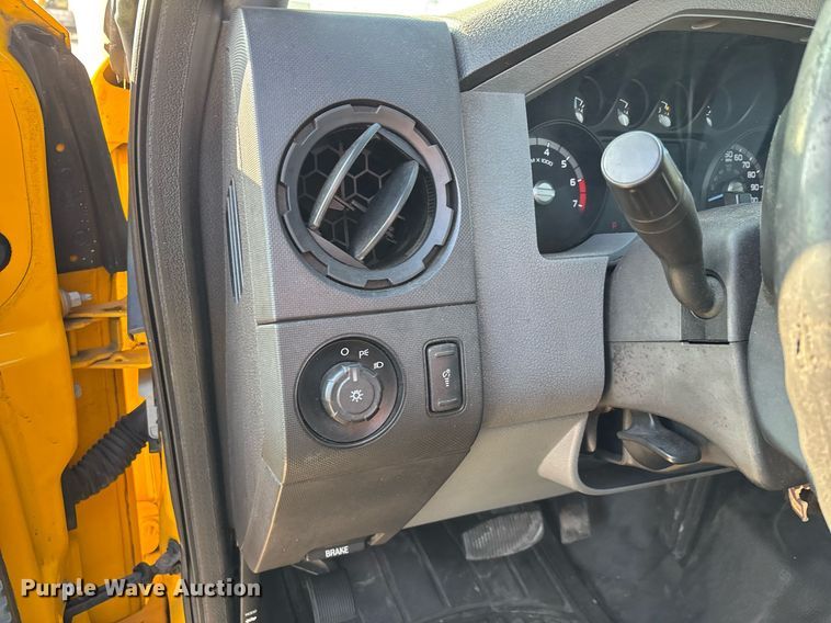 image for item ER4749 2015 Ford F350 Super Duty XL utility bed pickup truck