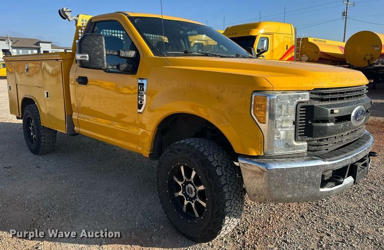 image for item ER4750 2017 Ford F350 Super Duty XL utility bed pickup truck