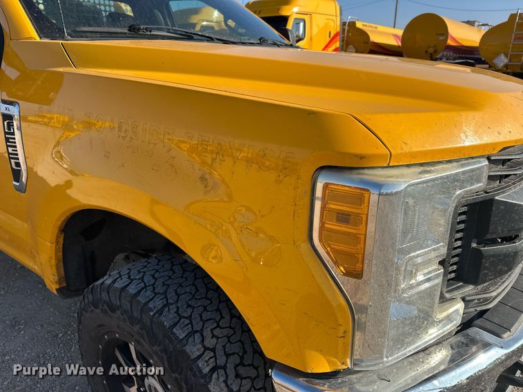 image for item ER4750 2017 Ford F350 Super Duty XL utility bed pickup truck