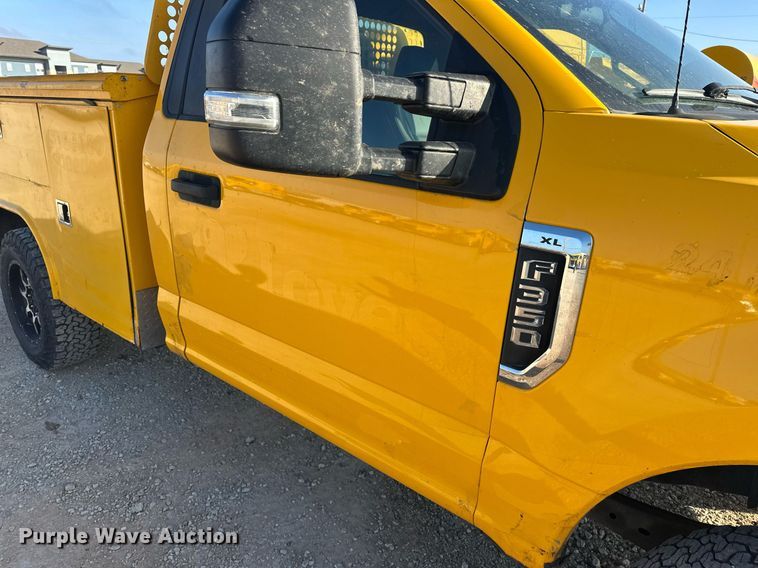 image for item ER4750 2017 Ford F350 Super Duty XL utility bed pickup truck