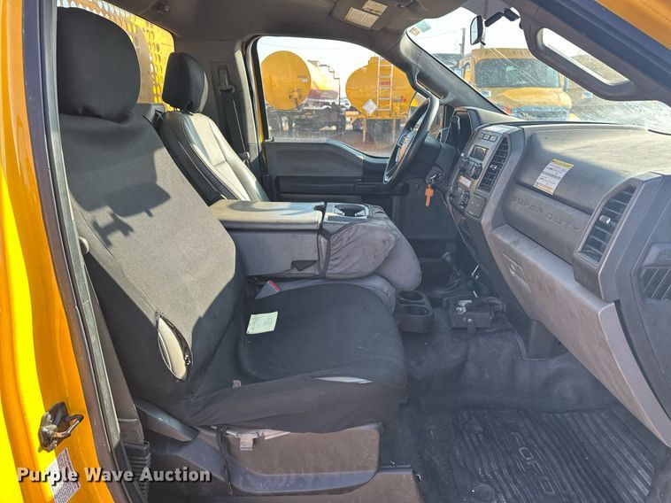 image for item ER4750 2017 Ford F350 Super Duty XL utility bed pickup truck