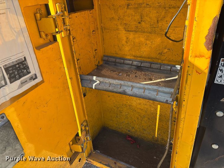 image for item ER4755 2016 Chevrolet Silverado 3500HD utility bed pickup truck