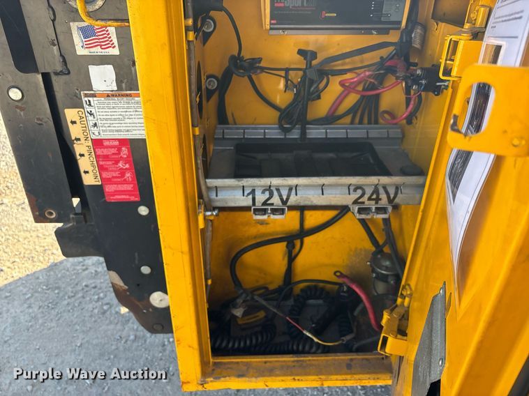 image for item ER4755 2016 Chevrolet Silverado 3500HD utility bed pickup truck