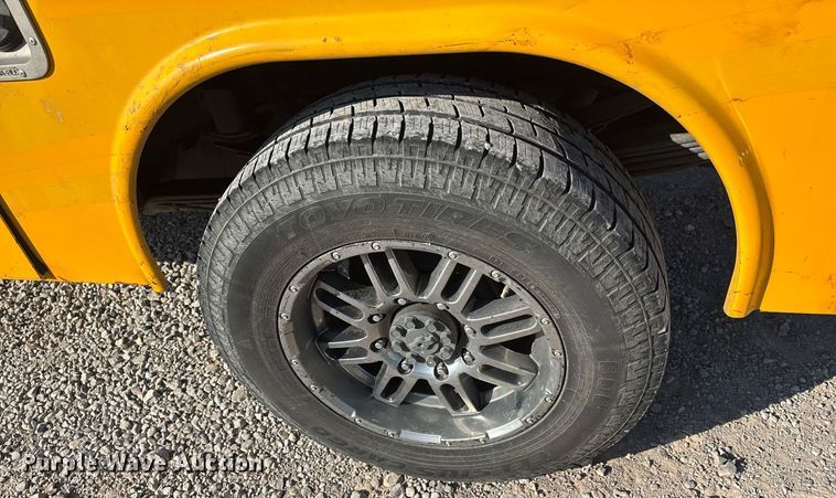 image for item ER4755 2016 Chevrolet Silverado 3500HD utility bed pickup truck