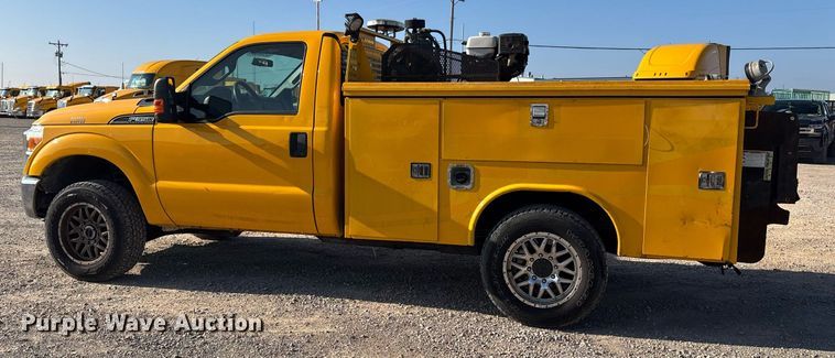 image for item ER4758 2016 Ford F350 Super Duty XL utility bed pickup truck