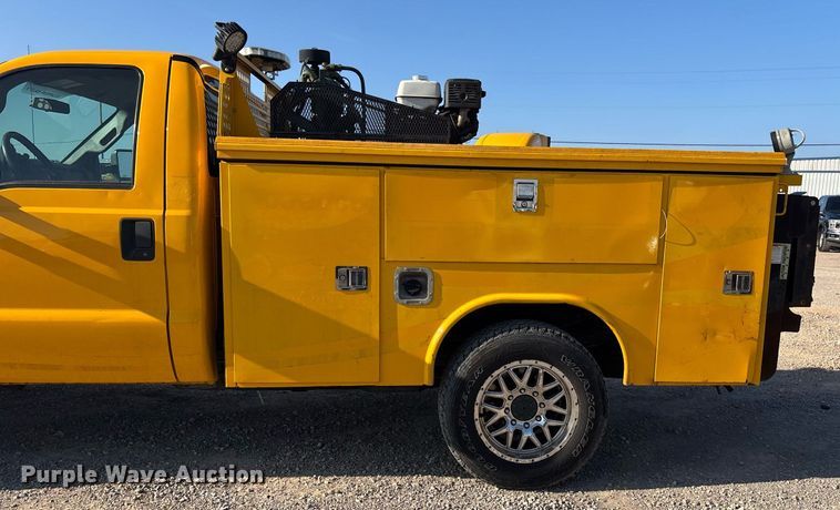 image for item ER4758 2016 Ford F350 Super Duty XL utility bed pickup truck