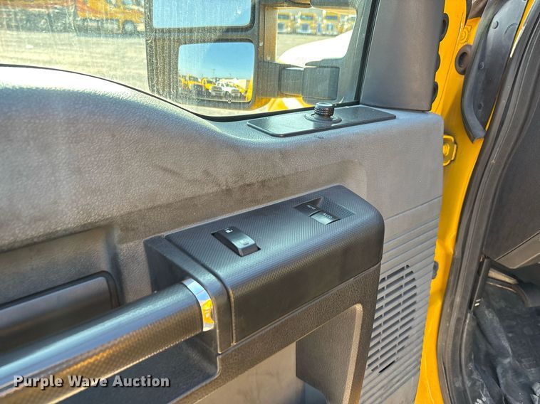 image for item ER4758 2016 Ford F350 Super Duty XL utility bed pickup truck