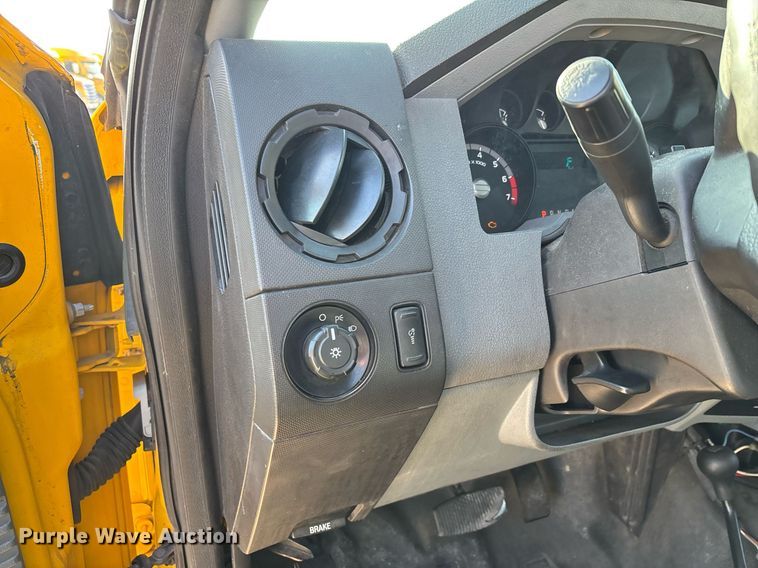 image for item ER4758 2016 Ford F350 Super Duty XL utility bed pickup truck