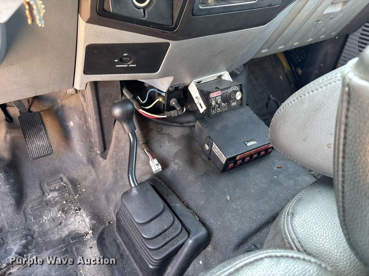 image for item ER4758 2016 Ford F350 Super Duty XL utility bed pickup truck