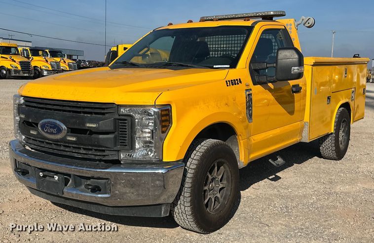 image for item ER4762 2019 Ford F350 Super Duty XL utility bed pickup truck