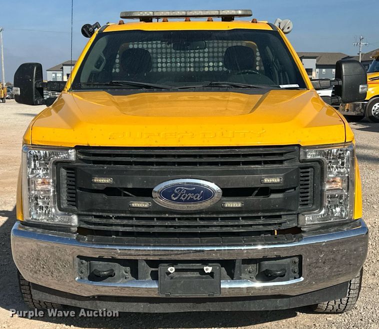 image for item ER4762 2019 Ford F350 Super Duty XL utility bed pickup truck