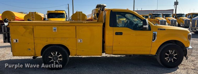 image for item ER4762 2019 Ford F350 Super Duty XL utility bed pickup truck