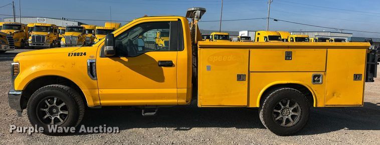 image for item ER4762 2019 Ford F350 Super Duty XL utility bed pickup truck