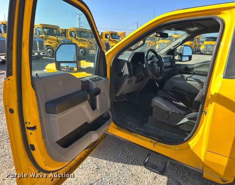 image for item ER4762 2019 Ford F350 Super Duty XL utility bed pickup truck