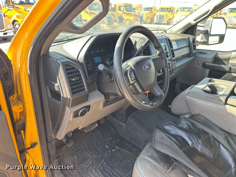 image for item ER4762 2019 Ford F350 Super Duty XL utility bed pickup truck