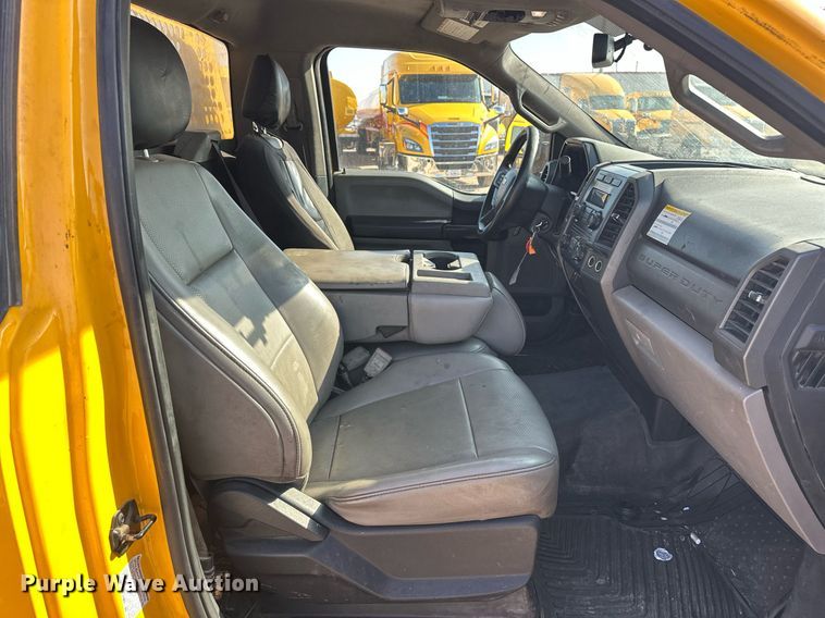 image for item ER4762 2019 Ford F350 Super Duty XL utility bed pickup truck