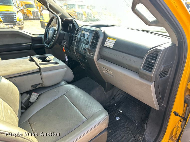 image for item ER4762 2019 Ford F350 Super Duty XL utility bed pickup truck