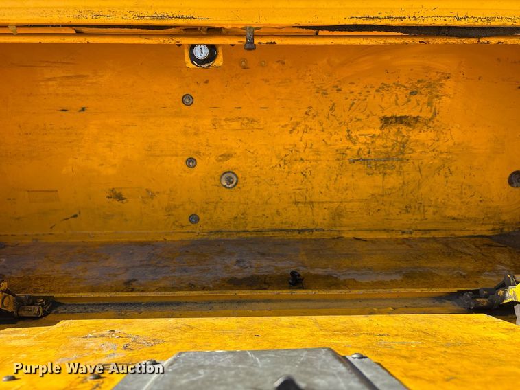 image for item ER4772 2016 Chevrolet Silverado 3500HD utility bed pickup truck