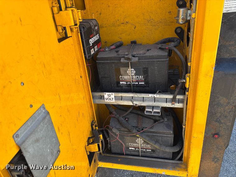 image for item ER4772 2016 Chevrolet Silverado 3500HD utility bed pickup truck