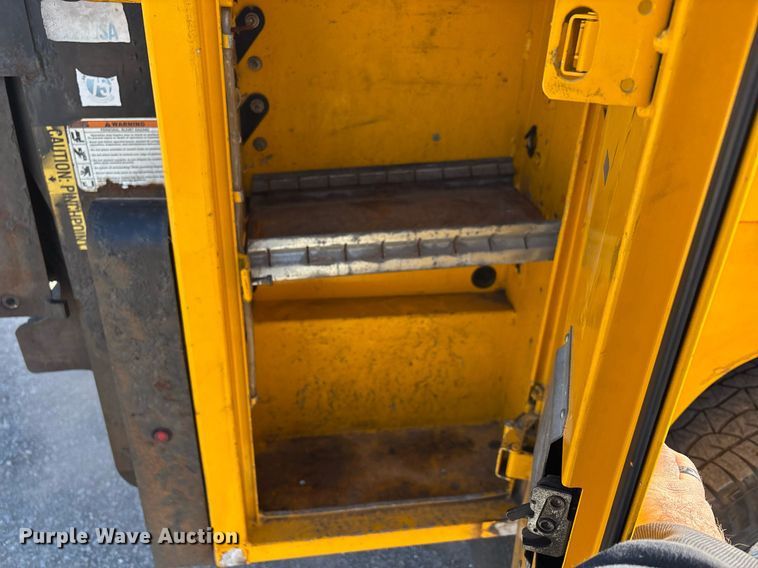 image for item ER4772 2016 Chevrolet Silverado 3500HD utility bed pickup truck