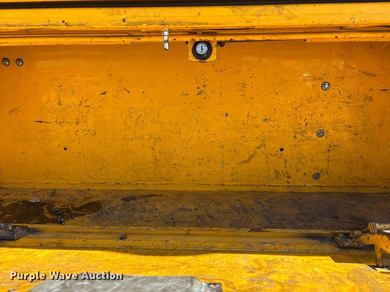 image for item ER4772 2016 Chevrolet Silverado 3500HD utility bed pickup truck