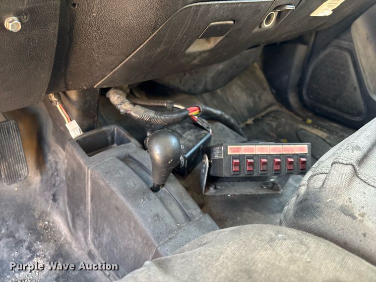 image for item ER4772 2016 Chevrolet Silverado 3500HD utility bed pickup truck