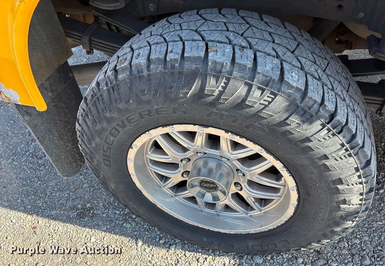 image for item ER4772 2016 Chevrolet Silverado 3500HD utility bed pickup truck