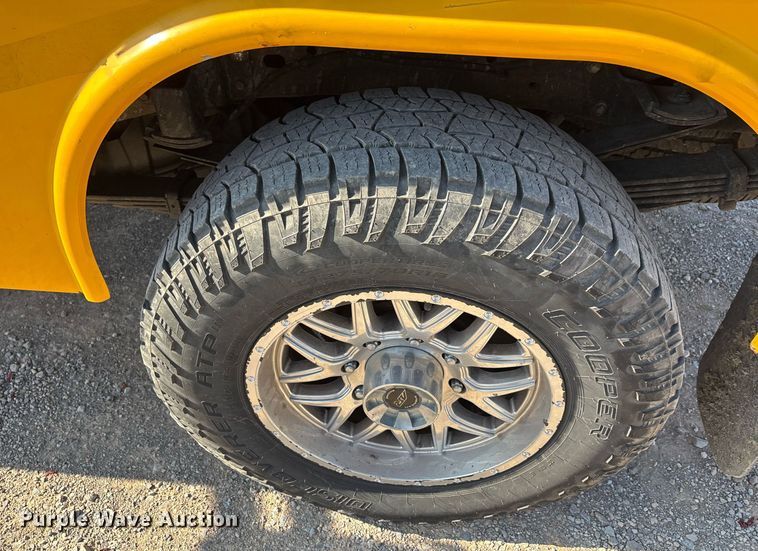 image for item ER4772 2016 Chevrolet Silverado 3500HD utility bed pickup truck