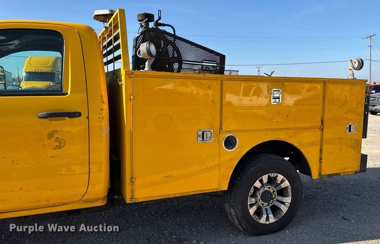 image for item ER4780 2015 Chevrolet Silverado 3500HD utility bed pickup truck