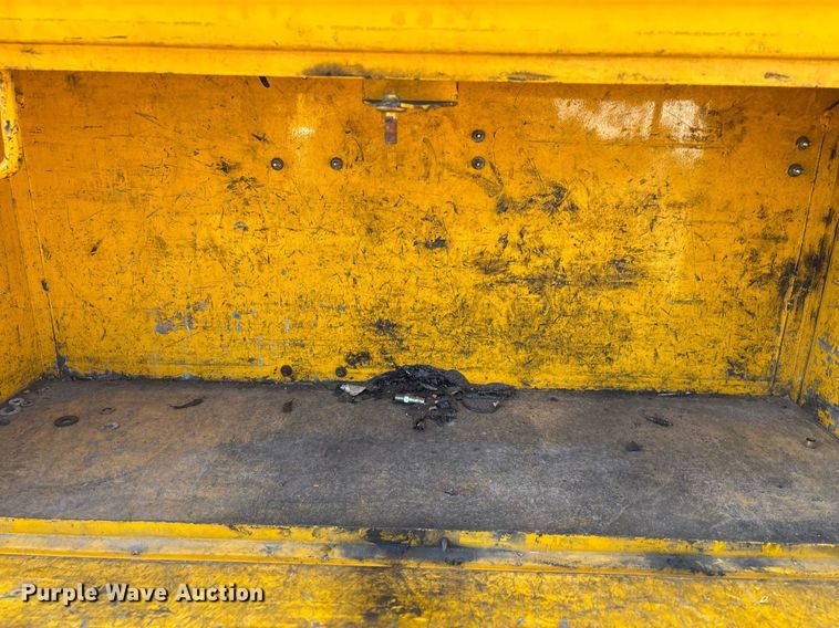 image for item ER4780 2015 Chevrolet Silverado 3500HD utility bed pickup truck