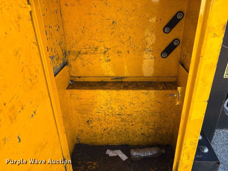 image for item ER4780 2015 Chevrolet Silverado 3500HD utility bed pickup truck