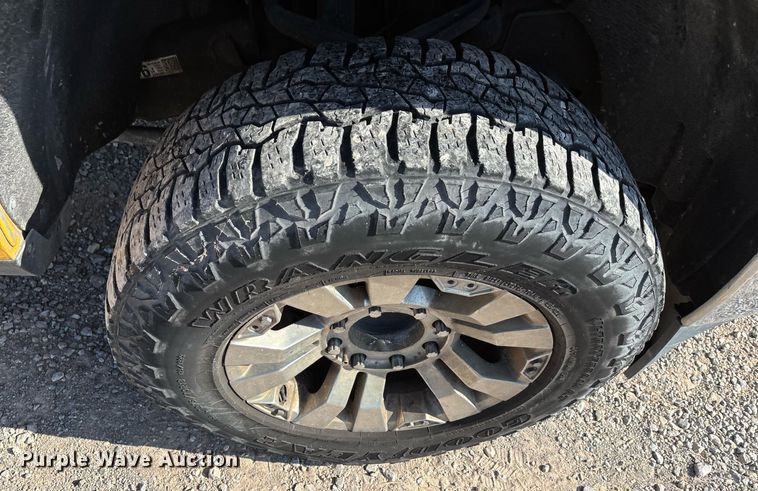 image for item ER4780 2015 Chevrolet Silverado 3500HD utility bed pickup truck