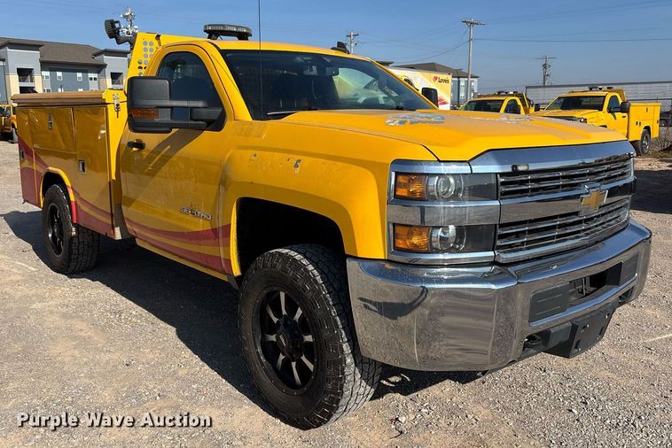 image for item ER4781 2017 Chevrolet Silverado 3500HD utility bed pickup truck