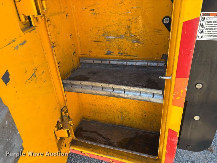 image for item ER4781 2017 Chevrolet Silverado 3500HD utility bed pickup truck