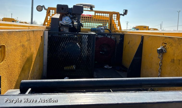 image for item ER4781 2017 Chevrolet Silverado 3500HD utility bed pickup truck