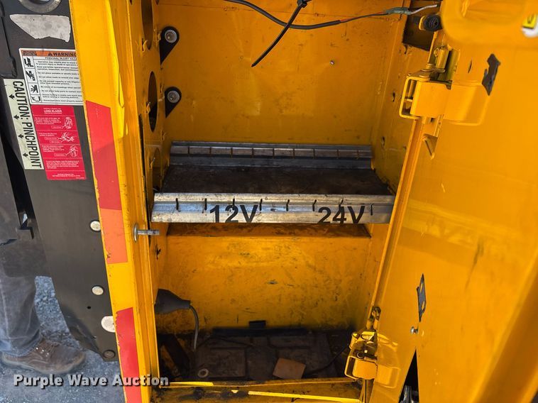 image for item ER4781 2017 Chevrolet Silverado 3500HD utility bed pickup truck