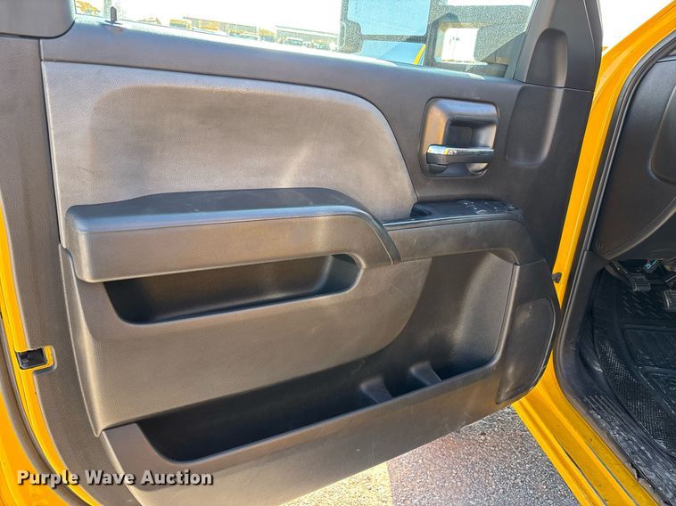 image for item ER4781 2017 Chevrolet Silverado 3500HD utility bed pickup truck