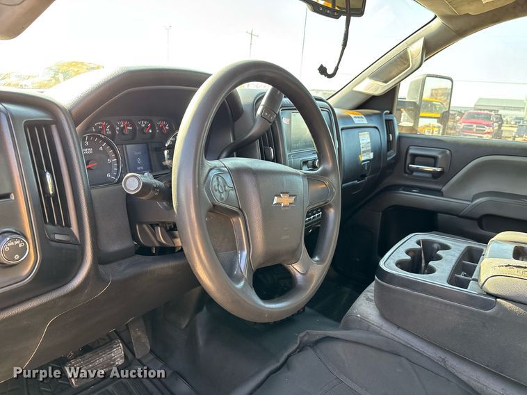 image for item ER4781 2017 Chevrolet Silverado 3500HD utility bed pickup truck