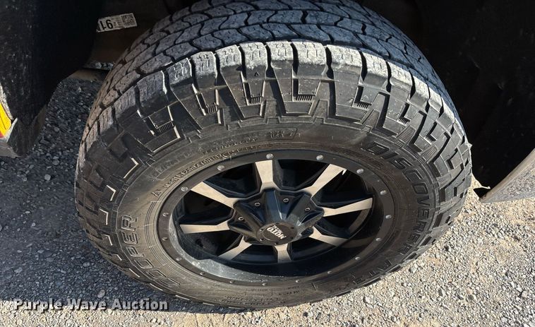 image for item ER4781 2017 Chevrolet Silverado 3500HD utility bed pickup truck