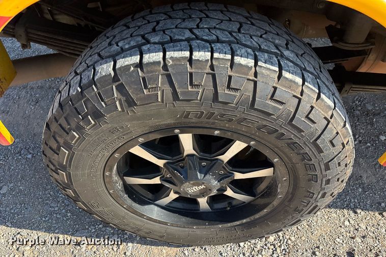 image for item ER4781 2017 Chevrolet Silverado 3500HD utility bed pickup truck